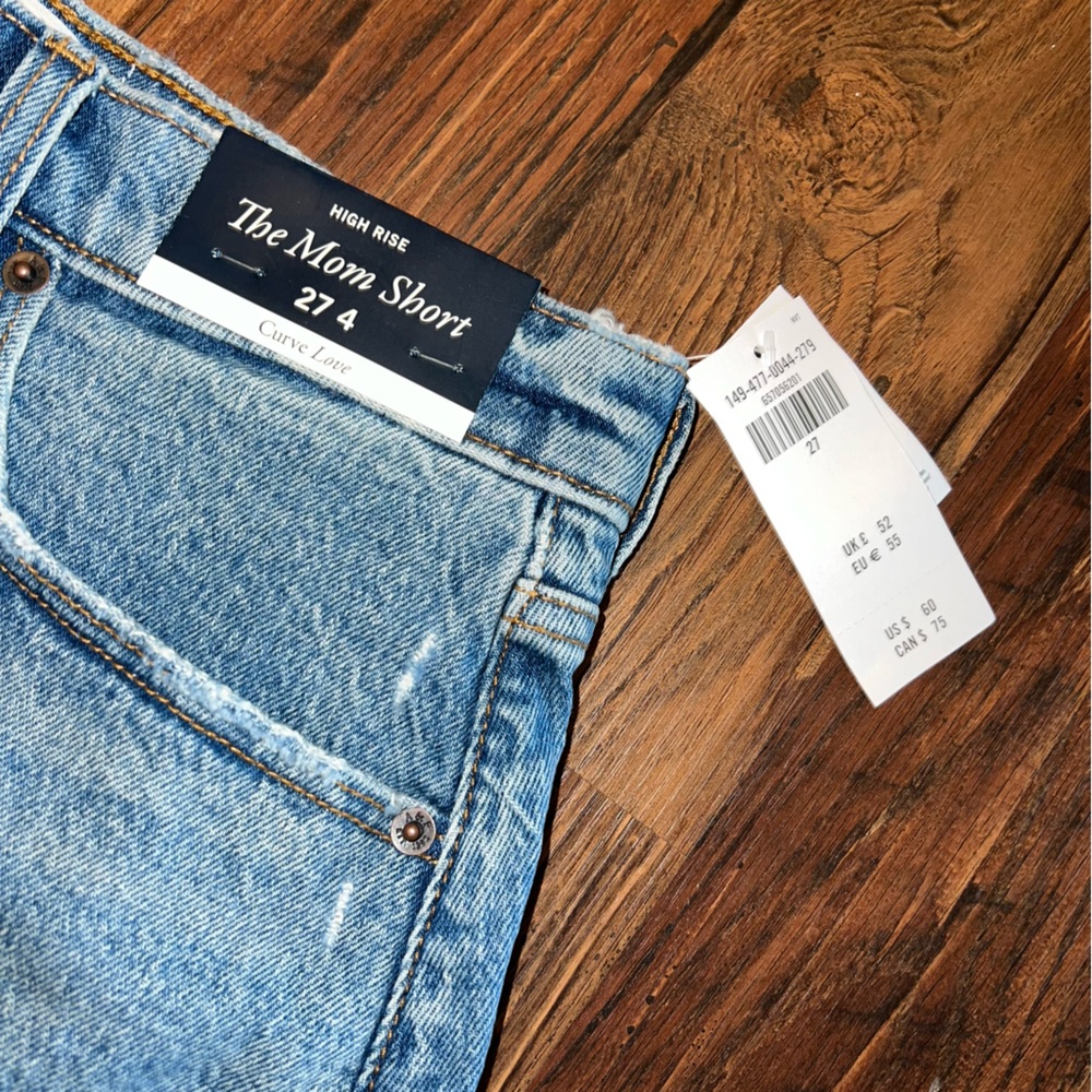 SOLD NWT! Abercrombie - Curve Love High Rise Mom Short - Medium Destroy, 27 or 4 - Picture 2 of 4
